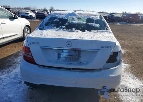 2013 Mercedes-Benz C 300 4Matic z USA, uszkodzony, nr VIN WDDGF8AB2DR247457